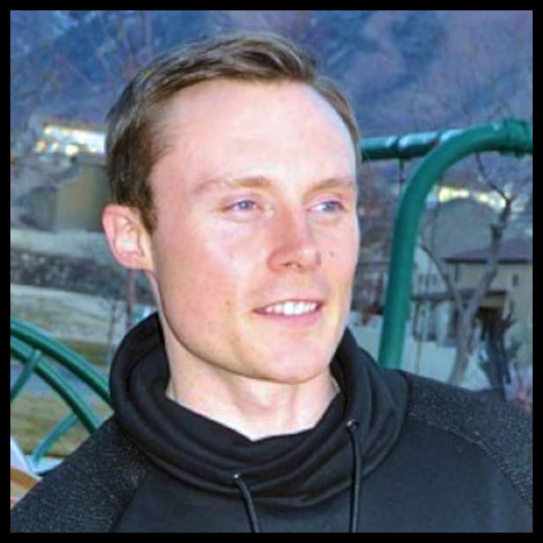Persoon in een wetsuit, klaar om in open water te zwemmen.